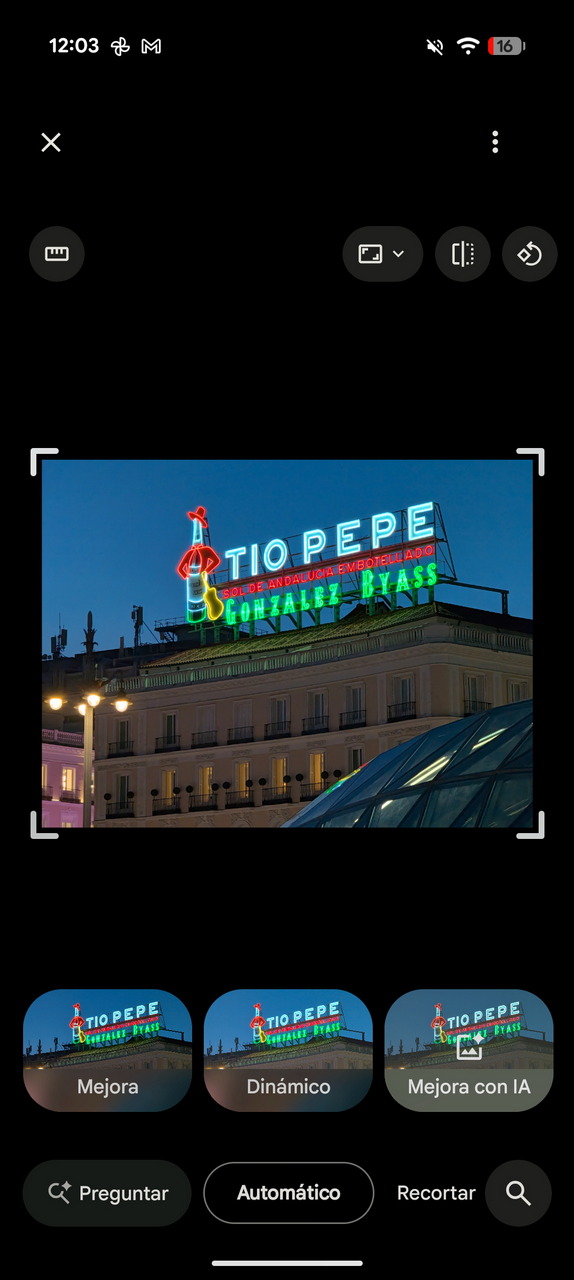 Anuncio luminoso de Tío Pepe en la Puerta del Sol al anochecer, Madrid. Icono famoso en la ciudad.