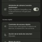 Configuración de cámara en smartphone con encuadre asistido y temporizador de mano activados. Ajustes rápidos.