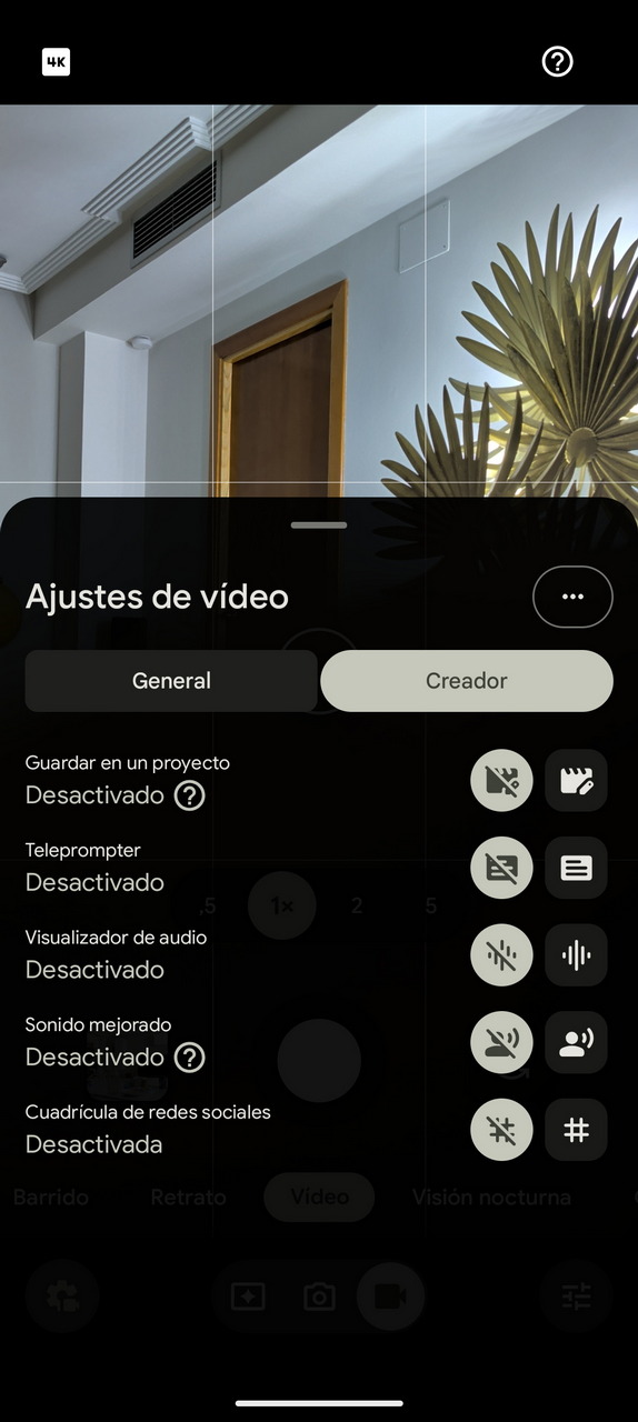 Configuración de video en smartphone mostrando opciones desactivadas: proyecto, teleprompter, audio y cuadrícula.