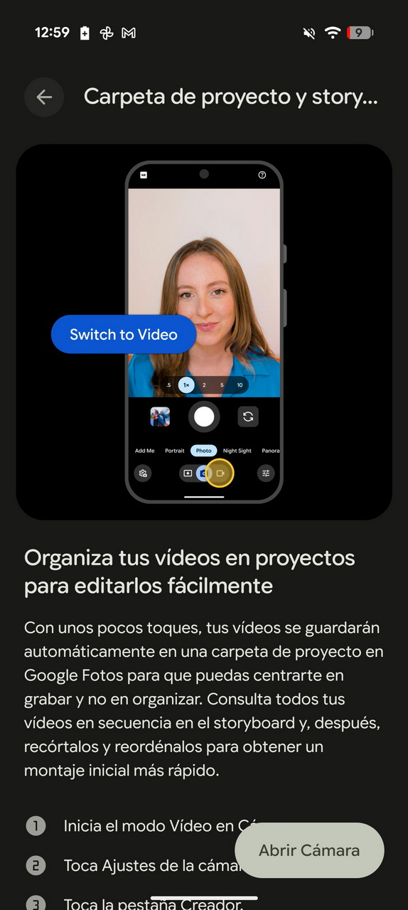 Pantalla de teléfono mostrando opciones de video y texto sobre organización de proyectos en Google Fotos.