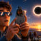 Joven observa eclipse solar con gafas especiales mientras fotografía con su móvil en un paisaje al atardecer.
