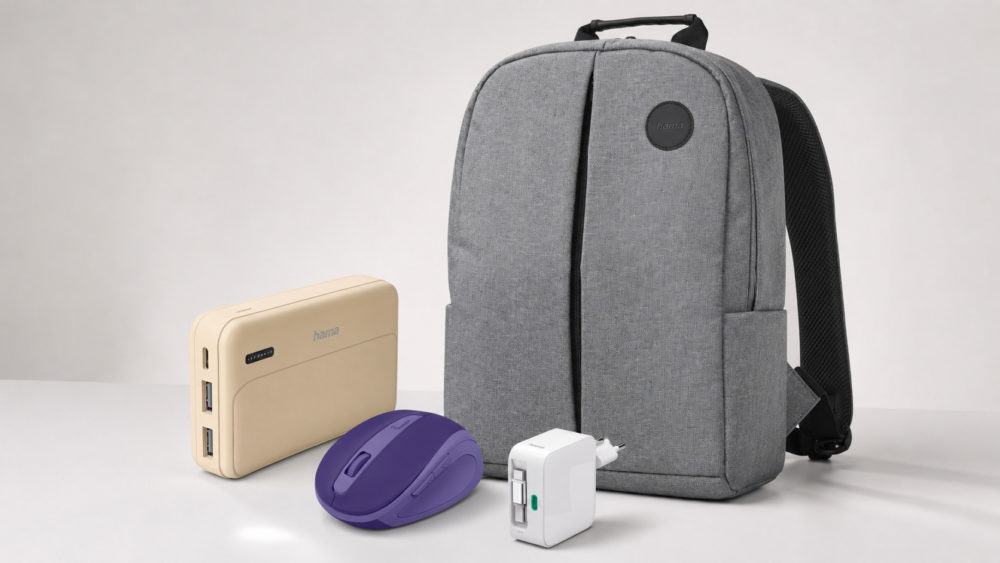 Vuelta al cole: cuatro accesorios de Hama para empezar el curso con todo bajo control Mochila gris con batería portátil beige, ratón morado y adaptador blanco para viajero tech.
