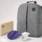 Vuelta al cole: cuatro accesorios de Hama para empezar el curso con todo bajo control Mochila gris con batería portátil beige, ratón morado y adaptador blanco para viajero tech.
