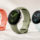 Smartwatches modernos con correas de colores: coral, verde y blanco, y pantallas digitales innovadoras.