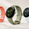 Smartwatches modernos con correas de colores: coral, verde y blanco, y pantallas digitales innovadoras.
