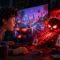 Cuidado con el supuesto GTA 6 filtrado de 113 GB: es falso y contiene malware Joven sorprendido ante computadora con virus en forma de calavera emergente, ciudad nocturna en pantalla.