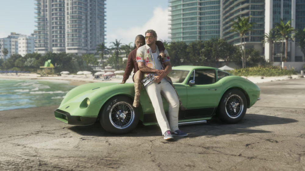 Hombre y mujer con ropa tropical posan con un coche verde en la playa, rascacielos de fondo, ambiente soleado.