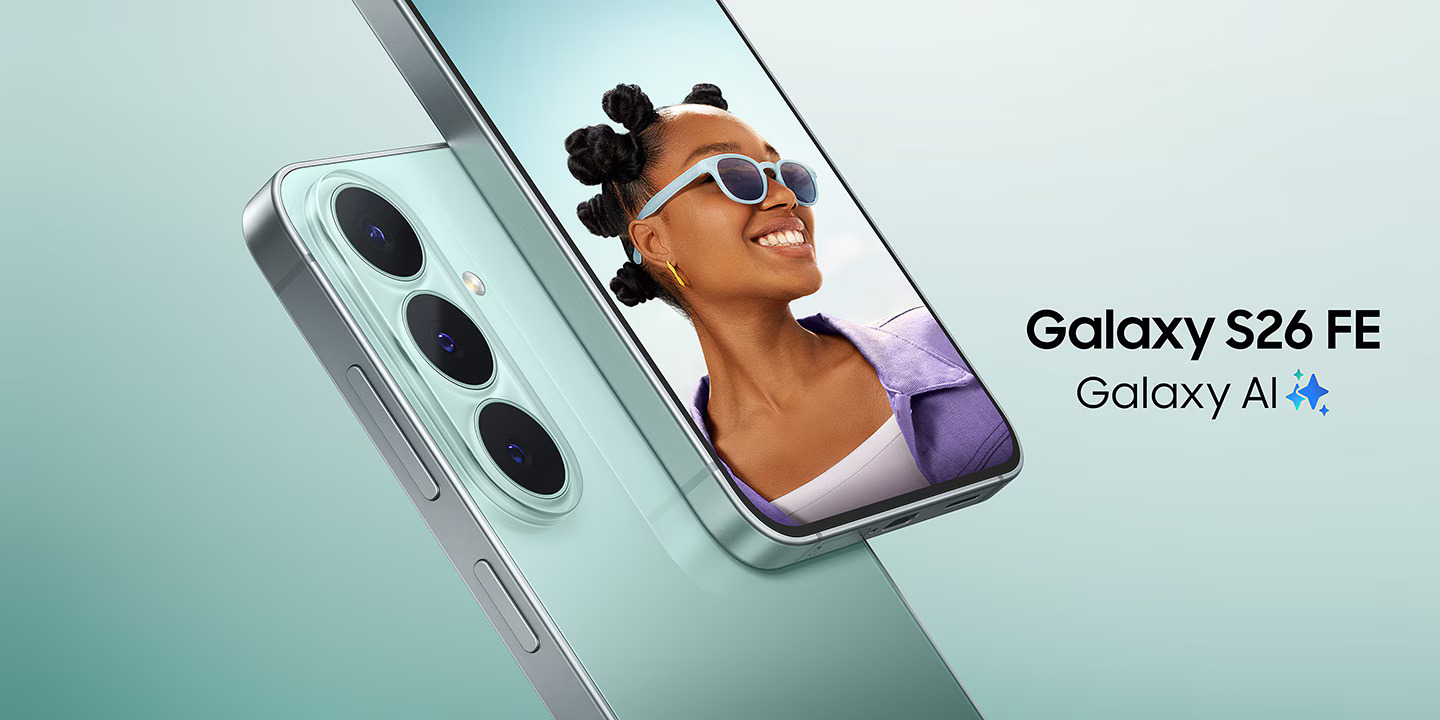 Smartphone Galaxy S26 FE en color verde, pantalla con retrato de mujer sonriente usando gafas de sol. Diseño moderno y elegante.