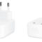 Cargador USB-C blanco con enchufe europeo, vista lateral y superior. Ideal para dispositivos electrónicos.