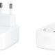 Cargador USB-C blanco con enchufe europeo, vista lateral y superior. Ideal para dispositivos electrónicos.
