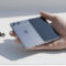 El iPhone Ultra plegable podría llegar primero solo a Estados Unidos Prototipo de iPhone plegable en mano, diseño innovador y elegante con doble cámara trasera.