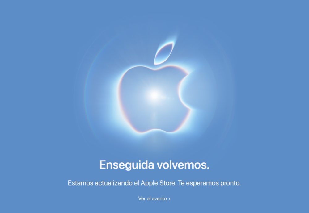 Actualización de la Apple Store, logotipo brillante en fondo azul y texto Enseguida volvemos. Evento próximo.