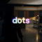 Texto luminoso dots sobre fondo oscuro, en un laboratorio moderno. ambiente de trabajo creativo e innovador.