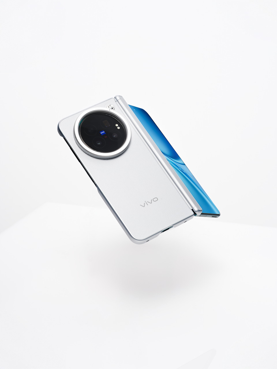 vivo X Fold6 con pantalla exterior y módulo de cámaras ZEISS