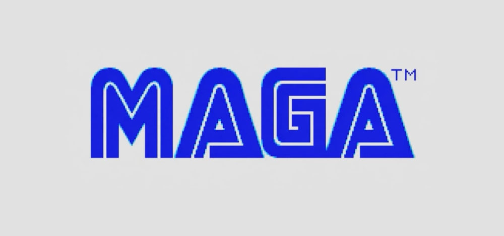 La Casa Blanca convierte las deportaciones de Trump en videojuegos retro Texto MAGA en letras azules sobre fondo blanco, estilo retro de videojuego.