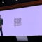 Persona hablando en el evento de OpenAI DevDay, con fondo blanco y texto en pantalla.