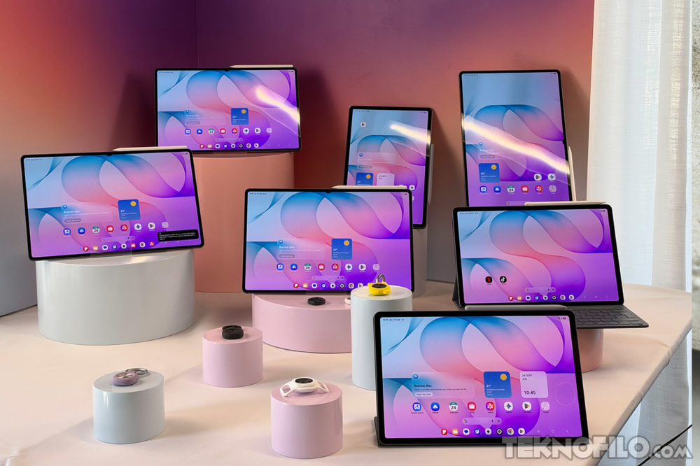 Samsung Galaxy Tab S12 Ultra y S12+: pantallas AMOLED, Dimensity 9500 y Photoshop para Android Tabletas modernas expuestas con pantalla inicial colorida, sobre superficies cilíndricas blancas y rosadas.