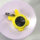 Llavero amarillo con dispositivo de seguimiento Samsung en soporte circular lilac. Ideal para localizar objetos.