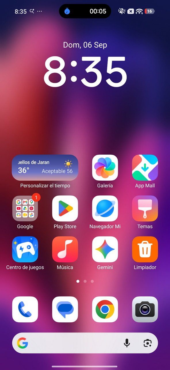 Pantalla de inicio de un smartphone Android con aplicaciones y pronóstico del tiempo mostrando 36°C.