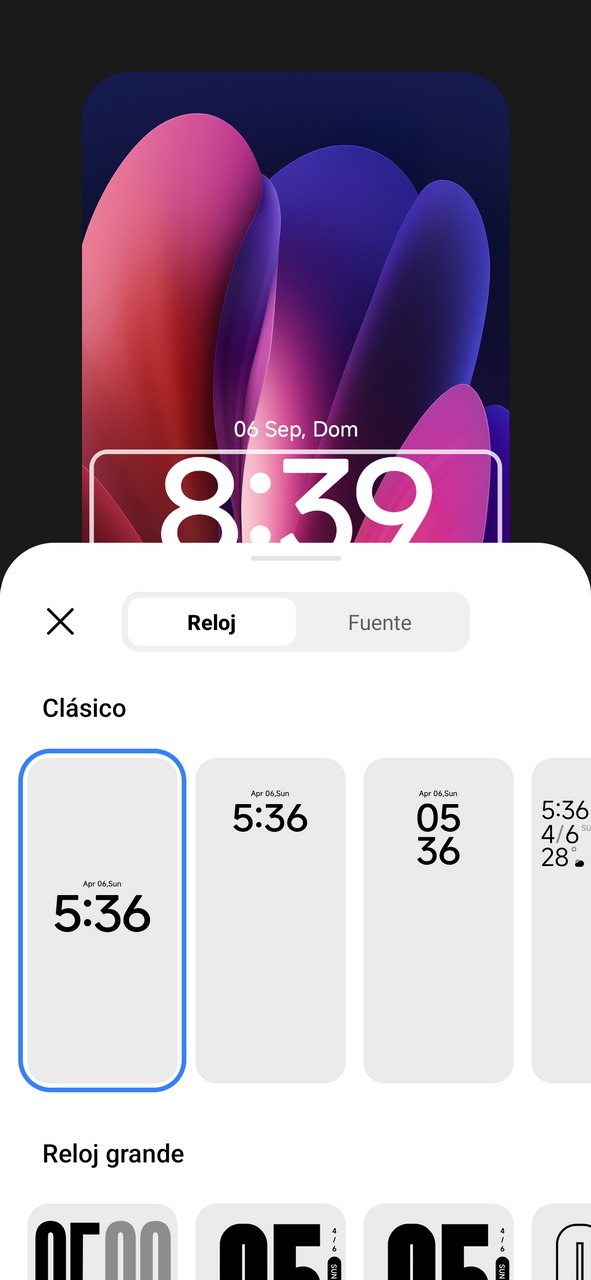 Interfaz de personalización de reloj en un dispositivo móvil con opciones de estilo y colores vibrantes.