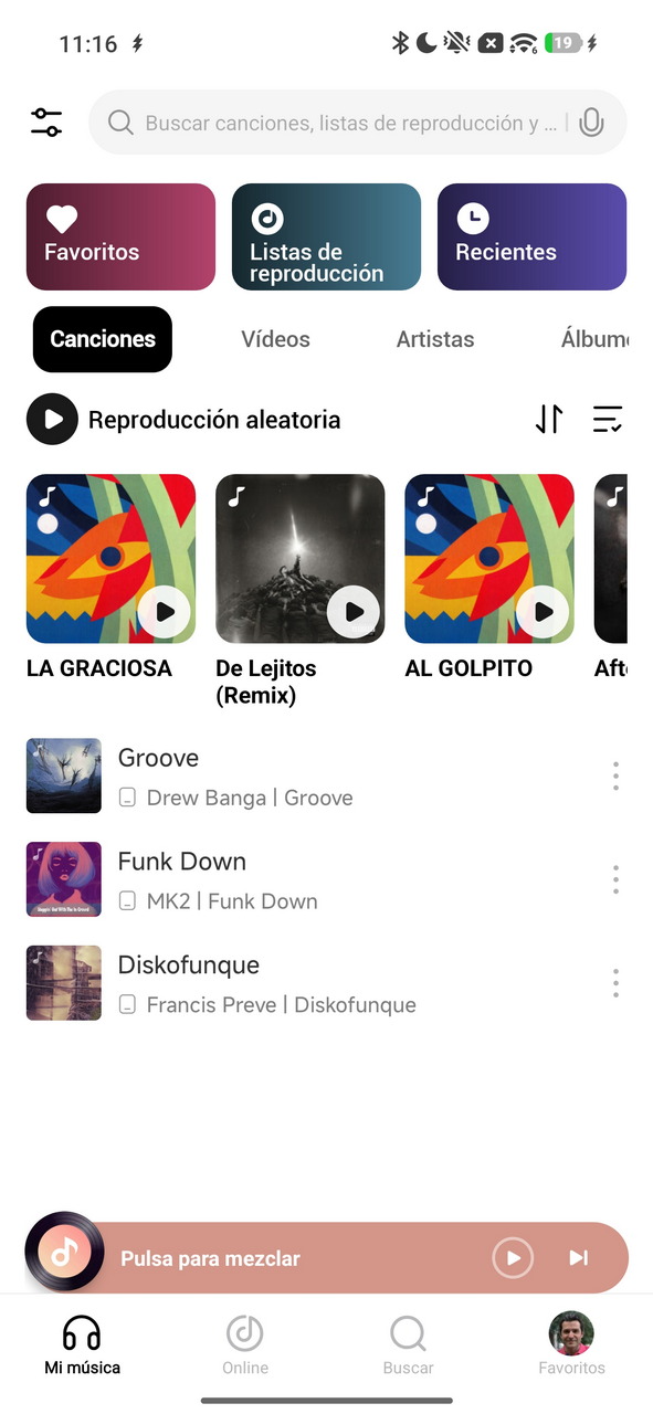 Pantalla de aplicación musical con opciones de favoritos, listas, recientes y canciones sugeridas.