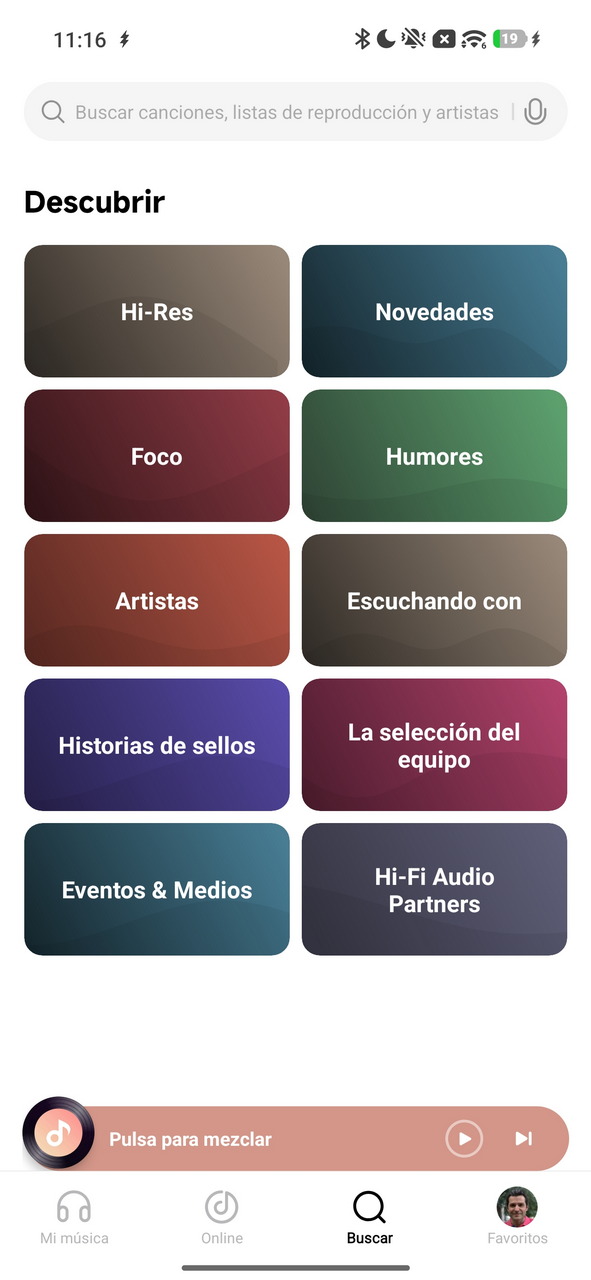 Interfaz de aplicación musical con categorías: Hi-Res, Novedades, Foco, Humores y más para explorar música nueva.