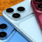 Adiós al Naranja Cósmico: se filtran los colores del iPhone 18 Pro y el iPhone Ultra Teléfonos móviles modernos con cámaras triples en colores azul, plateado y rojo sobre una mesa de madera.
