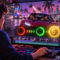 GTA 6 podrá monetizarse en YouTube, pero hay una regla de siete segundos Persona jugando a un videojuego de carreras en una pantalla grande, con coches y luces de ciudad al fondo.