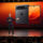 Presentación del nuevo smartphone plegable de Apple en un escenario, con un fondo naranja vibrante.