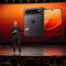 Apple prepara su gran golpe: iPhone Duo plegable por 2.000 dólares y nuevos iPhone 18 Pro con sorpresas Presentación del nuevo smartphone plegable de Apple en un escenario, con un fondo naranja vibrante.