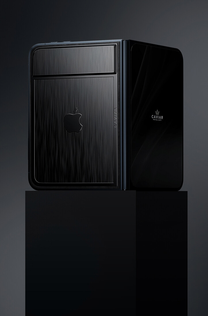 Teléfono de lujo plegable en negro con diseño exclusivo y logotipos de Apple y Caviar en un fondo oscuro elegante.