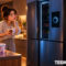 Una actualización de Samsung deja frigoríficos Bespoke AI sin enfriar en Corea del Sur Ilustración de un frigorífico inteligente sin refrigeración mientras una persona sostiene comida que empieza a descongelarse