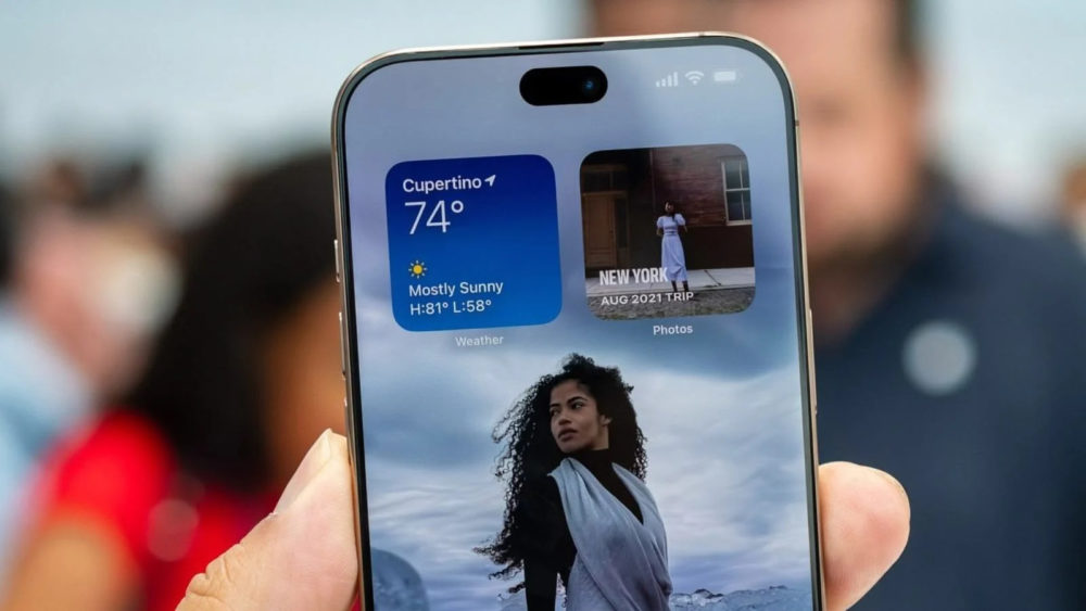 Cuidado con el protector de pantalla que usas con el iPhone 18 Pro Primer plano de un iPhone mostrando el clima en Cupertino y una foto de viaje en Nueva York.