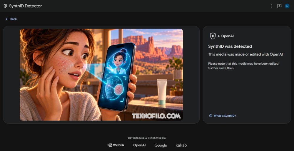 Google abre SynthID Detector a todos para identificar imágenes, vídeos y audio creados con IA Mujer sorprendida mira asistente virtual en un smartphone que analiza su piel. Paisaje desértico al fondo.