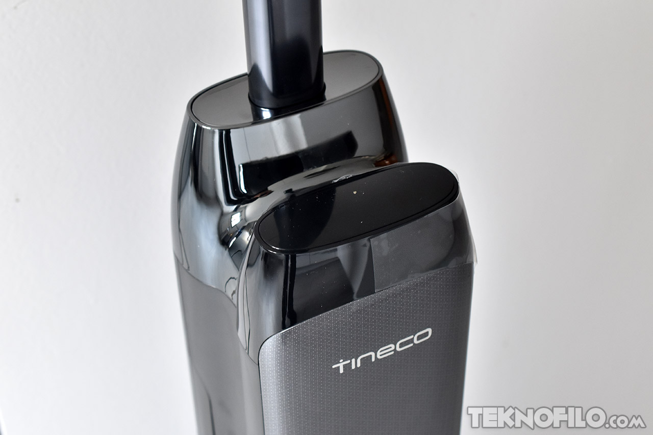 Aspiradora vertical Tineco en color negro con diseño elegante y moderno para limpieza eficiente del hogar.