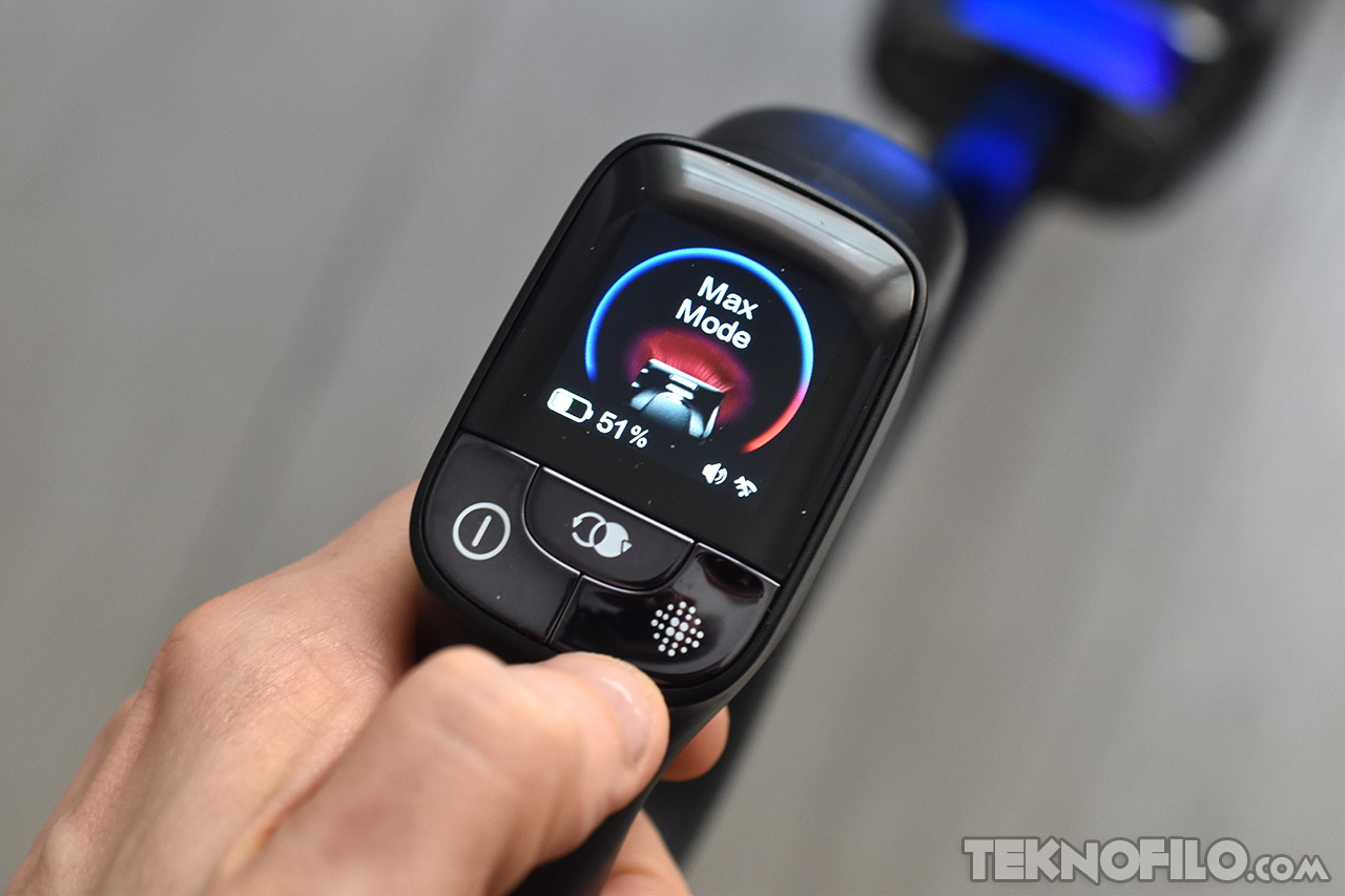 Pantalla de aspiradora mostrando Max Mode y batería al 51% en mano de usuario.