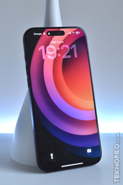Smartphone moderno con pantalla encendida mostrando la hora 19:21 y diseño colorido en el fondo.