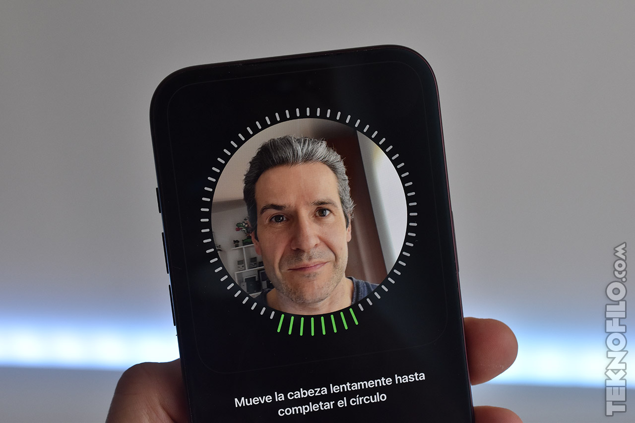 Escaneo facial en smartphone para reconocimiento de rostro, completando registro en pantalla.