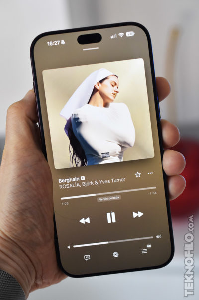Persona sujetando un smartphone con la canción Berghain de ROSALÍA, Björk y Yves Tumor en pantalla.