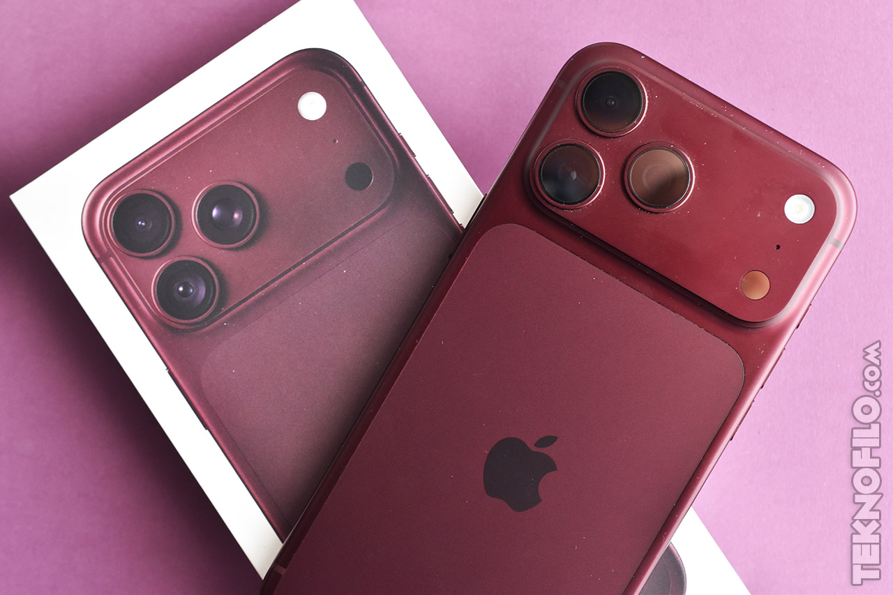 Smartphone de última generación color burdeos sobre fondo morado, con caja a la izquierda.