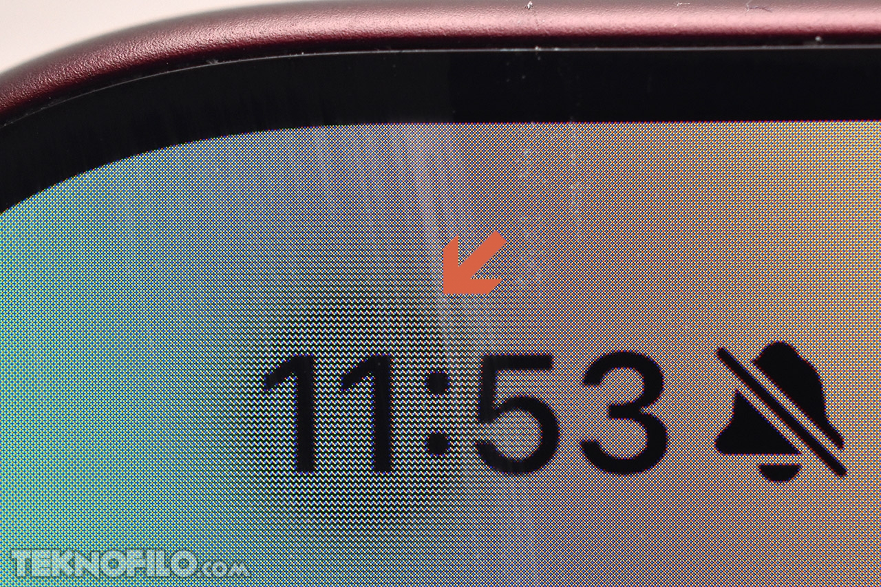 Pantalla de teléfono con hora 11:53 y notificación de silencio, con píxeles visibles. Flecha señala un detalle del color.