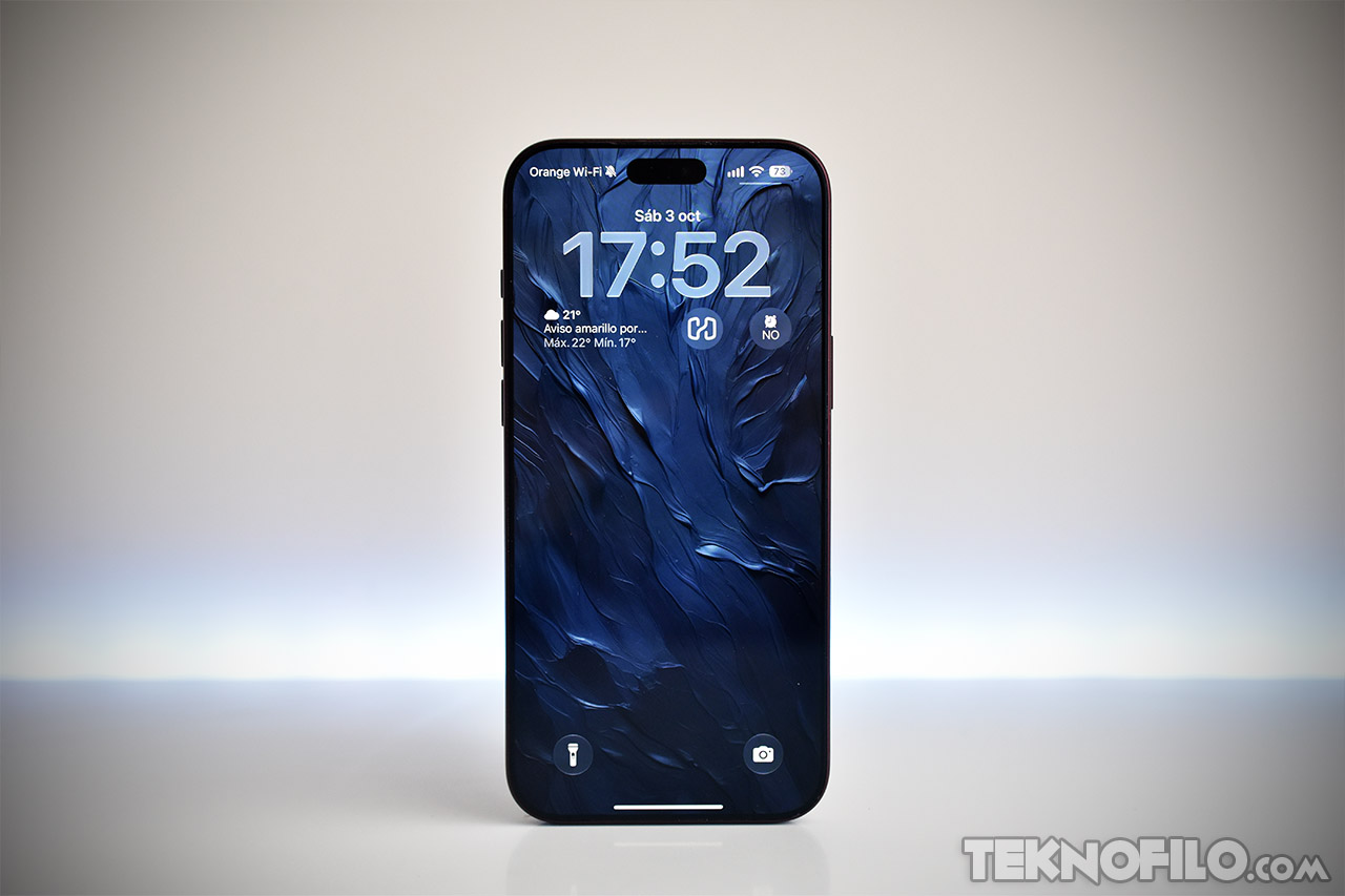 Teléfono inteligente con pantalla iluminada mostrando la hora, conexión Wi-Fi y temperatura ambiente.