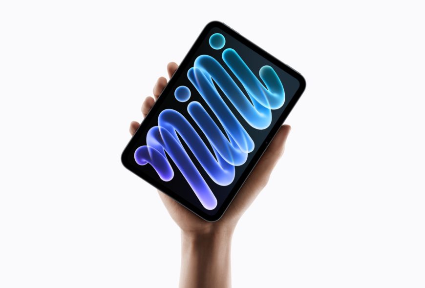 Nuevo iPad mini con A20 Pro sostenido en una mano