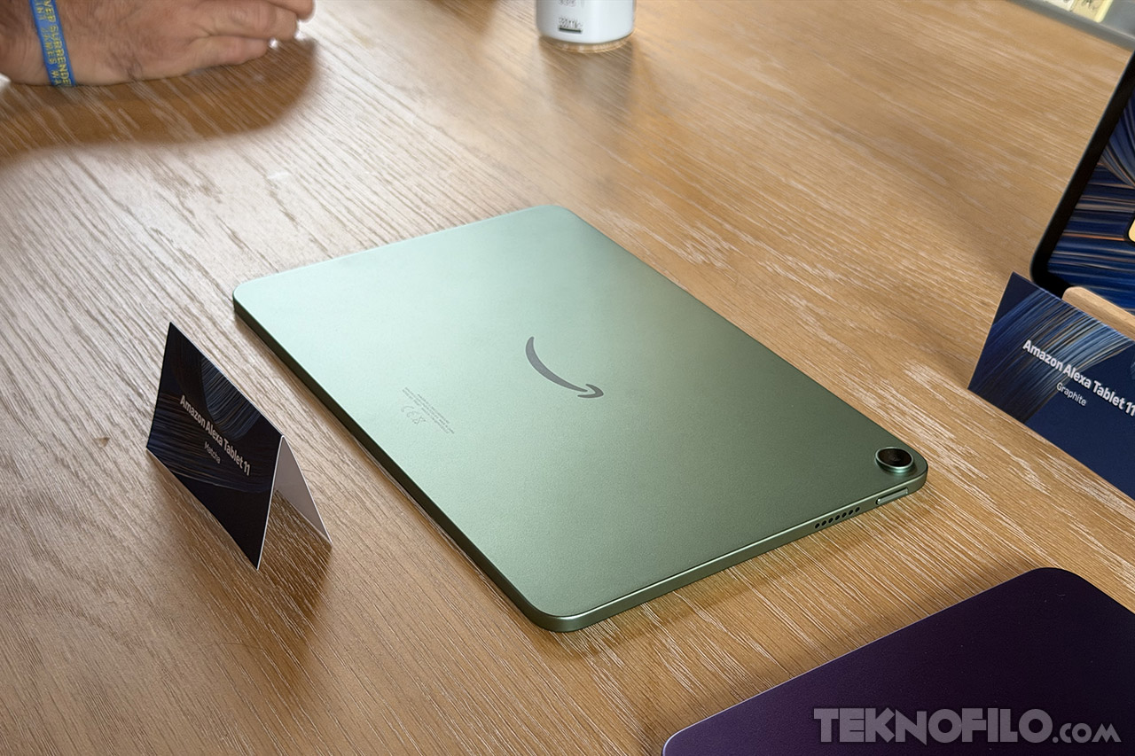 Parte trasera de la Amazon Alexa Tablet 11 en color verde matcha