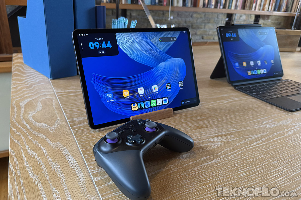 Amazon Alexa Tablet 12 Pro con pantalla encendida junto a un mando de juegos