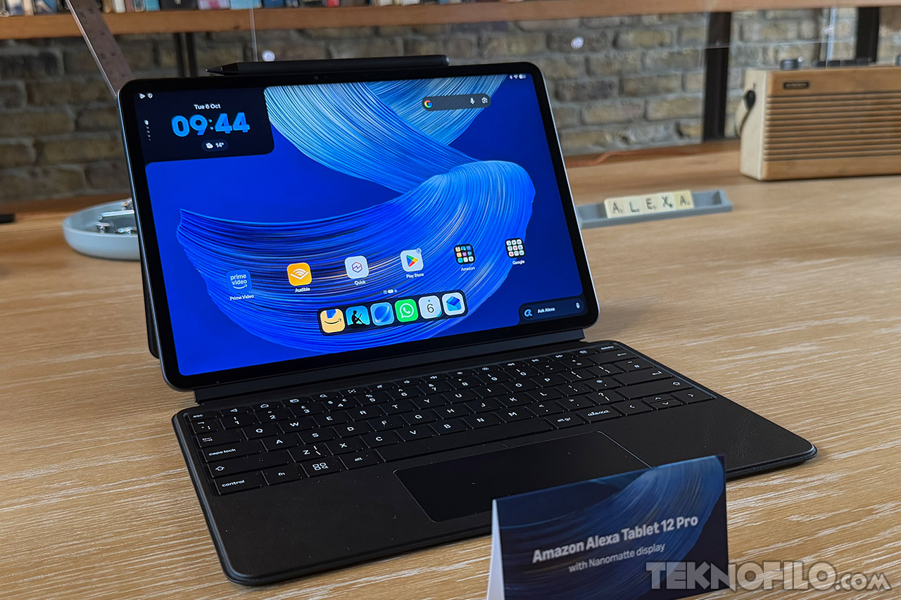 Amazon Alexa Tablet 12 Pro acoplada a su teclado con trackpad