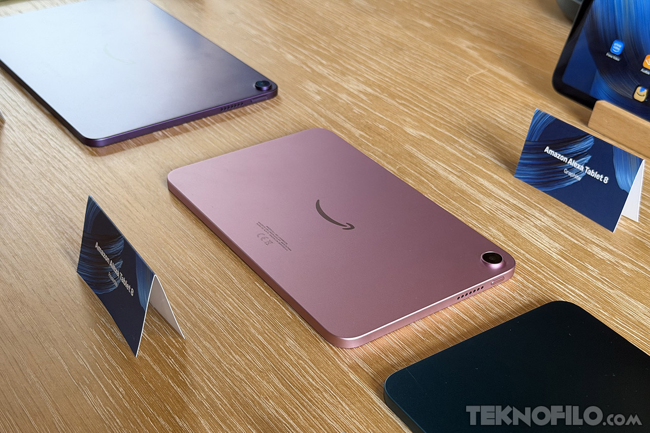 Amazon Alexa Tablet 8 en color rosa junto a otros tablets de la gama