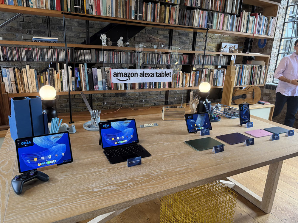 Amazon Alexa Tablets 12 Pro, 11 y 8 expuestas junto a sus accesorios