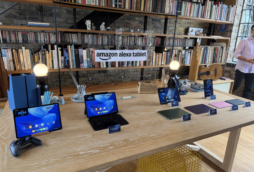 Amazon Alexa Tablets 12 Pro, 11 y 8 expuestas junto a sus accesorios