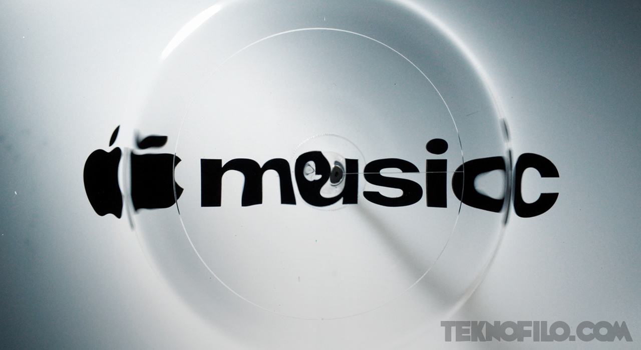 Logotipo de Apple Music distorsionado por ondas y refracciones